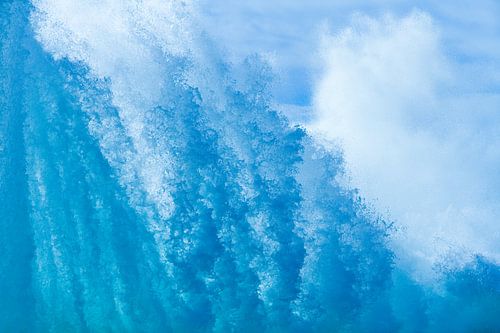 Vague roulante sur la côte de Madère.