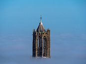 De Dom in Utrecht boven de mist van Mart Gombert thumbnail