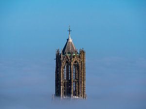 De Dom in Utrecht boven de mist van Mart Gombert