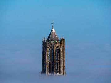 Der Dom in Utrecht über dem Nebel von Mart Gombert