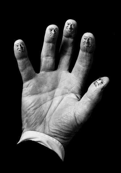aanklager Pilfer Wrak Surrealistische zwart/wit foto van een hand met vingers die elk een gezicht  hebben van Hans Post op canvas, behang en meer