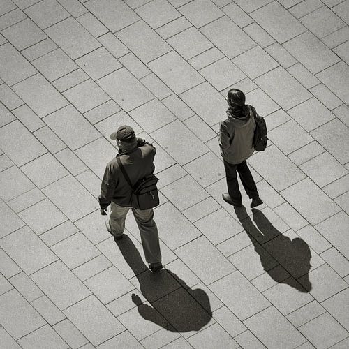 Een koppel in beweging in een voetgangerszone