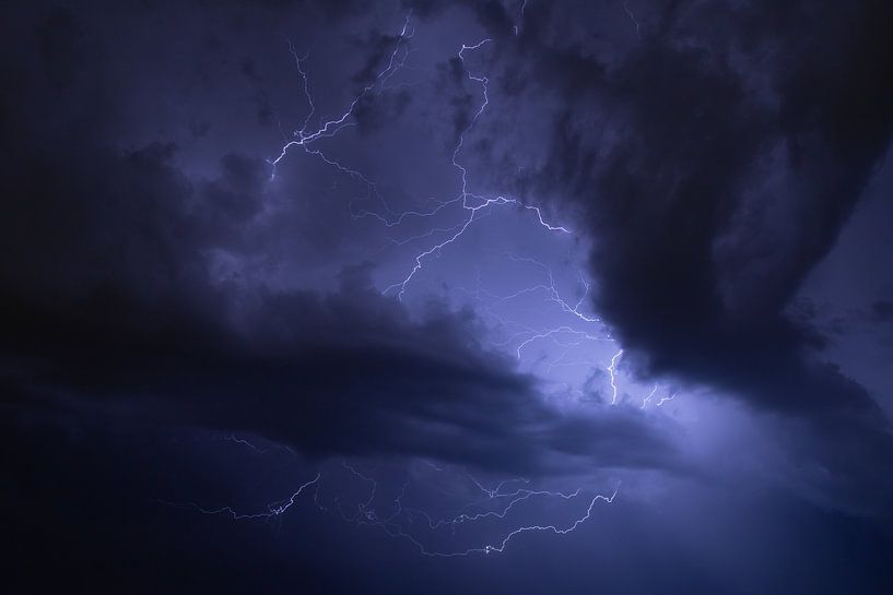 Die Macht der Natur offenbart: Faszinierendes Blitzfoto ziert den Nachthimmel von Remco Ditmar