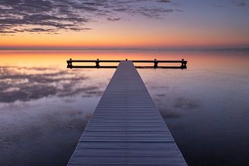 Steiger Noordlaren aan het Zuidlaardermeer bij zonsopkomst van Marga Vroom