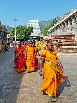 Des femmes visitent le temple de Tiruvanamalai dans le Tamil Nadu (Inde) sur Eye on You