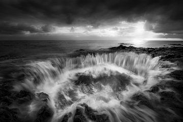 Surfen op de zee van Gran Canaria op de Canarische Eilanden. Zwart-wit beeld. van Manfred Voss, Schwarz-weiss Fotografie