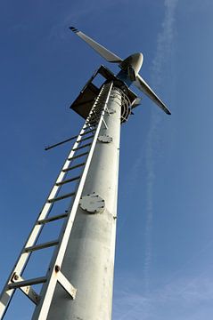 Windmolen en blauwe lucht van Wim Stolwerk