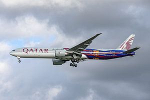 Qatar Airways Boeing 777-300 in der Lackierung des FC Barcelona.