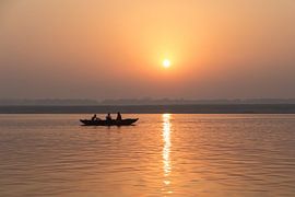 Zonsopgang in India, heilige rivier de Ganges von Hannie Heere