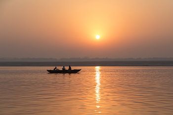 Zonsopgang in India, heilige rivier de Ganges