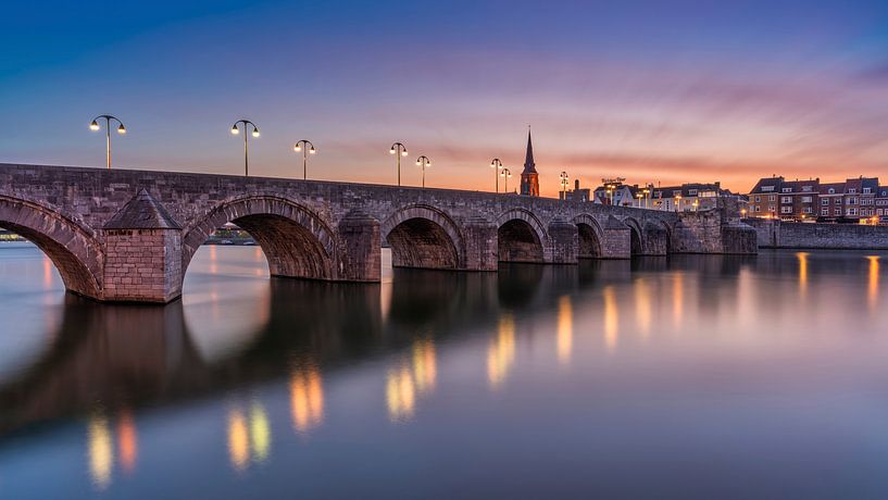 Sankt-Servatius-Brücke - Maastricht in der blauen Stunde von Teun Ruijters