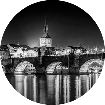 Nachtelijke impressie van Karelsbrug met oude stadsbruggen - Panorama Monochroom