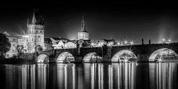 Nachtelijke impressie van Karelsbrug met oude stadsbruggen - Panorama Monochroom