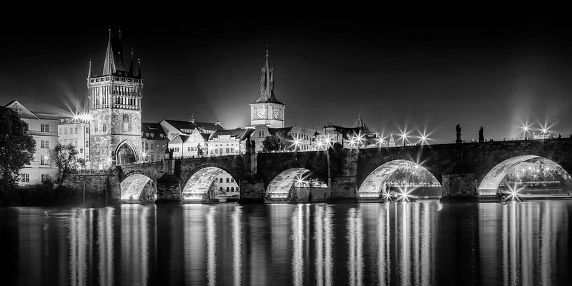 Nachtelijke impressie van Karelsbrug met oude stadsbruggen - Panorama Monochroom van Melanie Viola