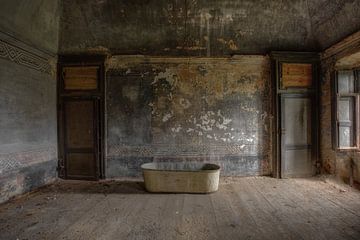 The abandoned Italian bathtub by Wesley Van Vijfeijken