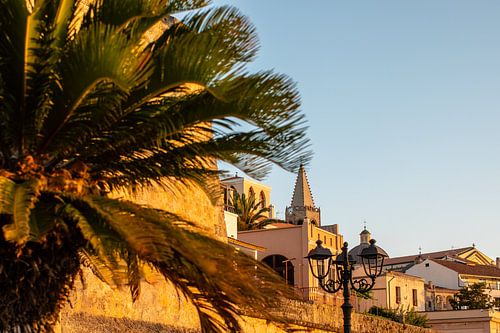 avondlicht op alghero oude stad op sardinie