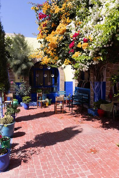 Kleurige Bougainvillea in binnenplaats. van Arthur van der Zwan