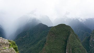 Peru - De mist in de bergtoppen bij Machu Picchu van Eline Willekens