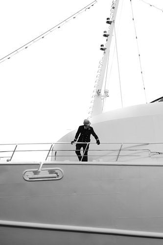 Maritieme elegantie: kapitein aan dek in minimalistische stijl