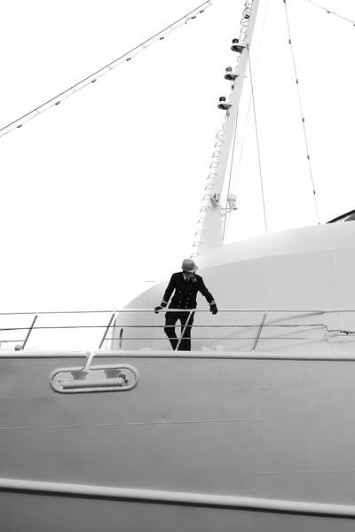 Élégance maritime : capitaine sur le pont dans un style minimaliste par NZME Photography