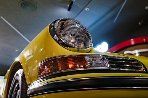 Voiture de sport en jaune