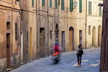 Motorradfahrer in mittelalterlicher Gasse Siena von Rob van Esch