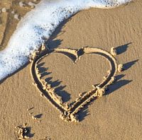 Herz gemalt in den Strandsand an der Ostsee