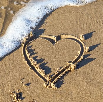 Coeur peint dans le sable de la plage de la mer Baltique