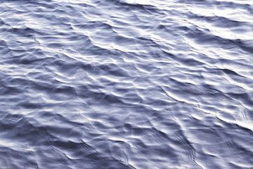 Ruhiges Muster von Wasser in Bewegung. von Christa Stroo photography