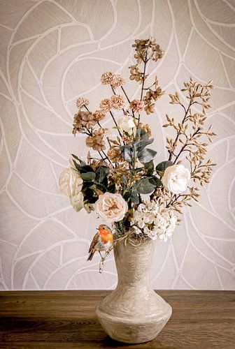 Nature morte aux petites roses et au rouge-gorge sur By Marjolein Design