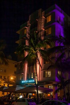 Art Deco wijk in Miami Beach bij nacht van t.ART
