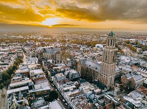 Zwolle Peperbus Kirchturm während eines kalten Wintersonnenaufgangs