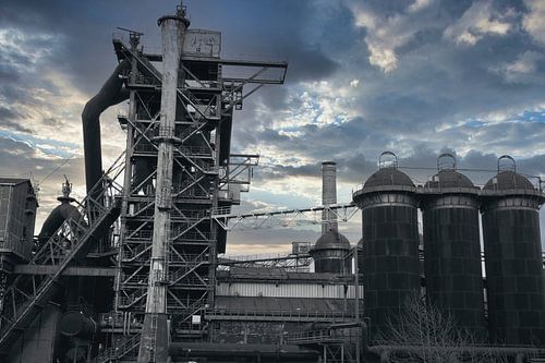 Delen van een oude industriële installatie van HGU Foto