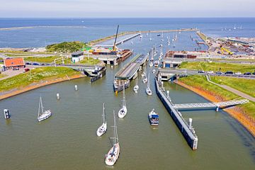 Luchtfoto van de sluizen bij Kornwerderzand aan de Afsluitdijk in Nederland van Eye on You