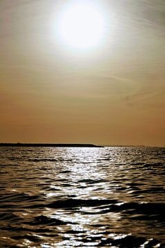 De zee bij zonsondergang van Esther Tonnaer