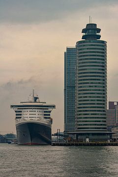 Queen Mary 2 aan de Kop van Zuid Rotterdam. van scheepskijkerhavenfotografie