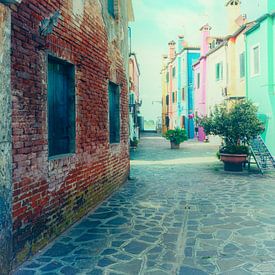 Burano Gasse – Farben und Ruhe in Venedig von Carina Buchspies
