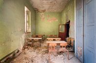 Assis à l'école. par Roman Robroek - Photos de bâtiments abandonnés Aperçu