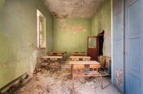 Assis à l'école.