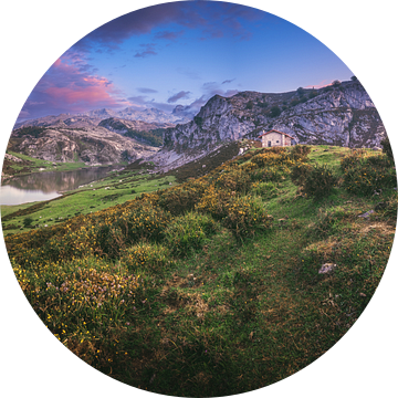 Asturias bergmeer in het avondlicht van Jean Claude Castor