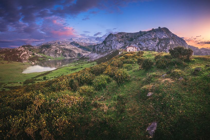 Asturias bergmeer in het avondlicht van Jean Claude Castor
