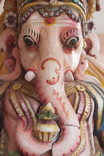 Reisfotografie: Felgekleurd beeldje van Ganesha, India