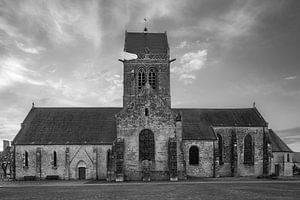 Die gotische Kirche von Sainte-Mère-Église in Schwarz und Weiß