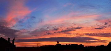 Oranje kleurende lucht tijdens zonsondergang van Corinne Welp