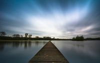 Uitzicht van een brug/steiger over een plas
