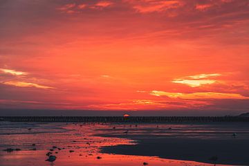 Rode zonsopgang aan zee van Catrin Grabowski