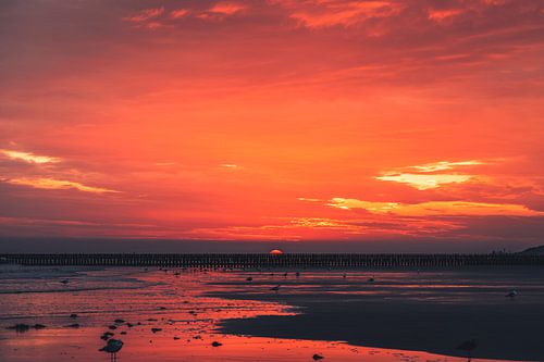 Rode zonsopgang aan zee
