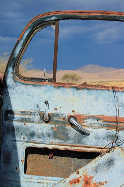 Alte verrostete defekte Autotür von Bobsphotography