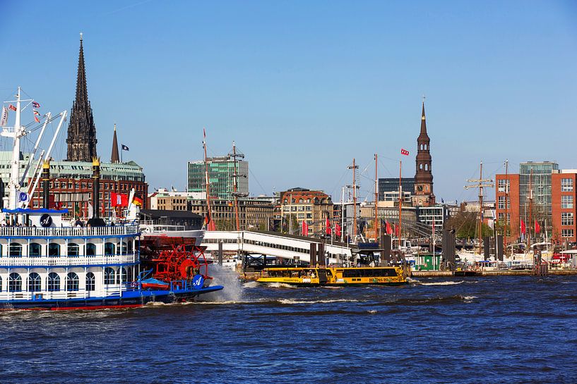 Hamburg Skyline mit Ausflugs-Schiffen von Frank Herrmann
