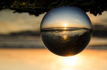 zonsondergang door een lens ball by Annelies Cranendonk